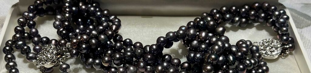 Pearls to benefit Anels Over CT | We are a non-profit that helps kids in shelters in Connecticut by throwing them a Christmas party!